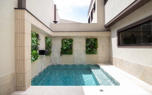 Sobrado novo com piscina à venda na Vila Barreto