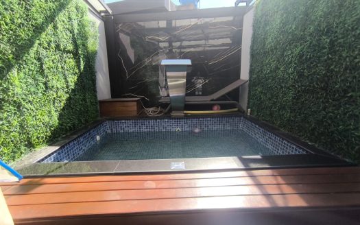 Sobrado com piscina no Parque São Domingos