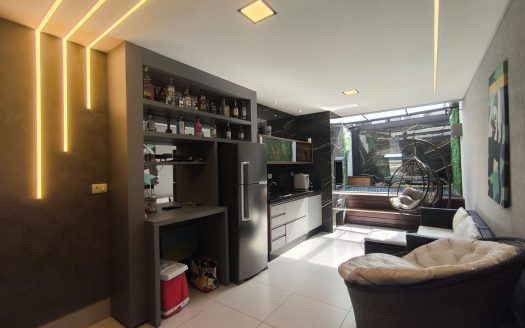 Sobrado com piscina no Parque São Domingos