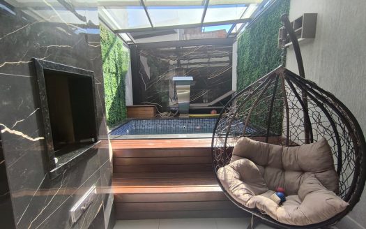 Sobrado com piscina no Parque São Domingos