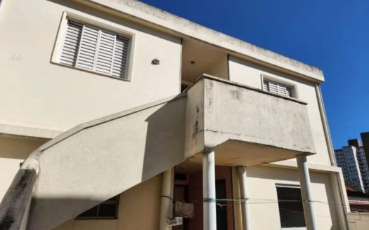 Casa assobradada em terreno 10 x 30 à venda no Piqueri