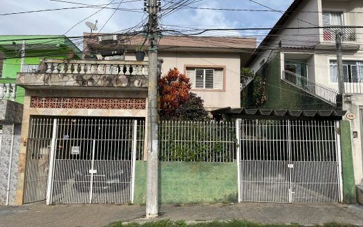 Casa assobradada à venda na Vila Pereira Cerca